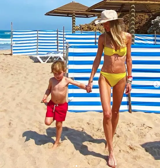 Мальчик и мама на пляже