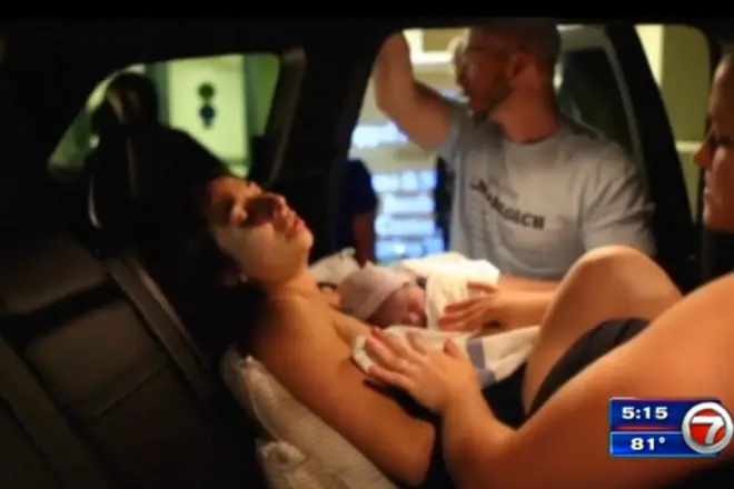 Мама рожала в машине