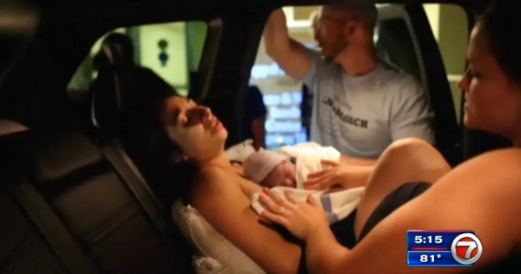 Мама рожает в машине возле больницы, и с нее взимается полная стоимость родов