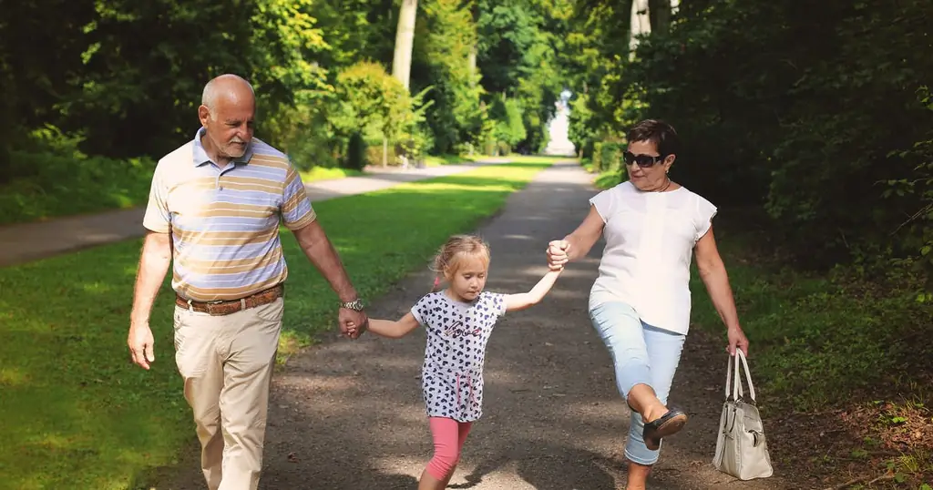 Роль бабушек и дедушек в воспитании детей