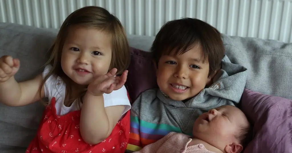 Помогите ребенку привыкнуть к новому брату или сестре