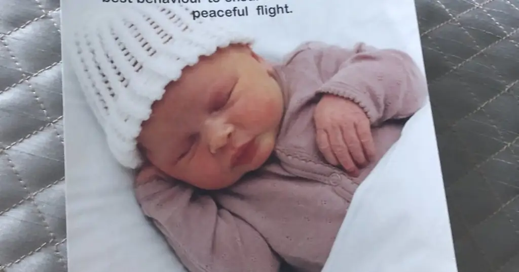 Отцы раздают подарочные пакеты пассажирам во время их первого полета с новорожденным