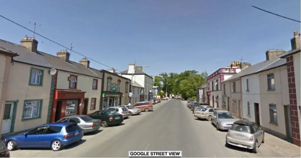 Младенец умер после того, как его нашли в горячей машине в Ирландии