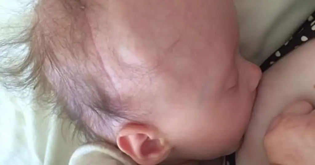 Картинка, демонстрирующая удобство грудного вскармливания для больных детей