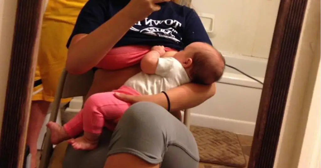 На этом фото показано, как папы могут поддержать кормящих мам