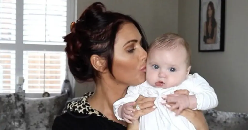 Эми Чайлдс вызвала споры по поводу отлучения пятимесячной дочери от груди