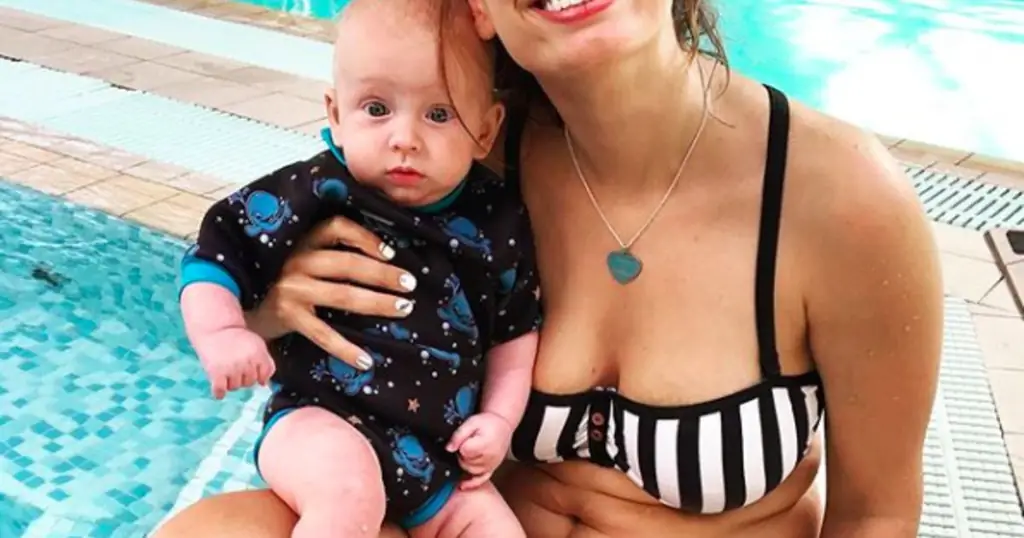 Стейси Соломон в бикини на первом уроке плавания Рекса