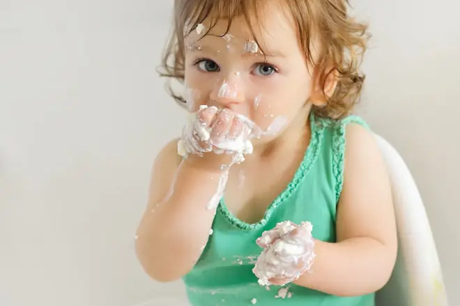 девушка кормит себя