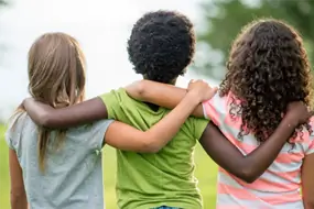 Изображение девушек, соединяющих руки, видно со спины