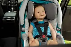 Ребенок в автокресле, обращенном назад