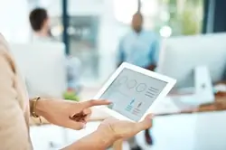 Фото женщины, глядя на данные на цифровой планшет