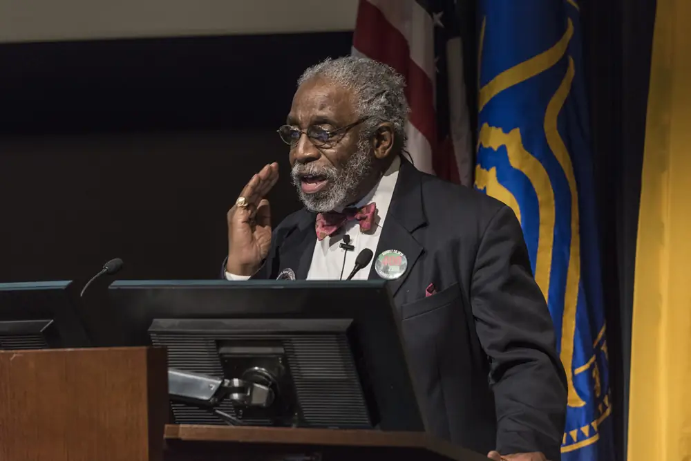 Dr. Rueben Warren speaking to the audience Dr. Rueben Warren speaking to the audience