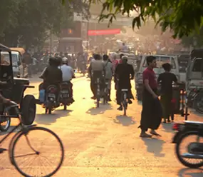 Изображение трафика в Мандалае на закате