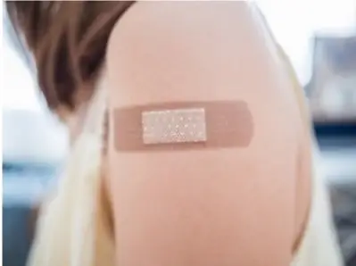 рука вакцинации с повязкой