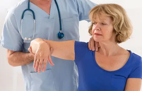 Женщина осматривается врачом