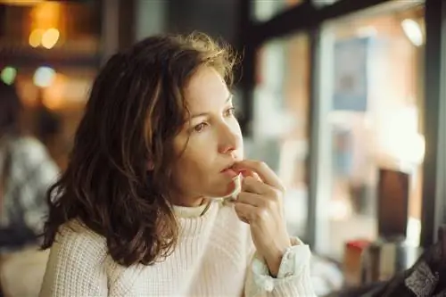 Женщина кусает ногти