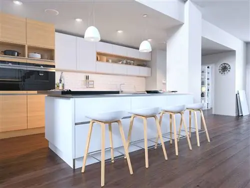 кухонные табуретки выдвинуты к кухонному острову