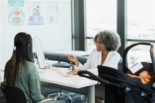 Молодая мама встречается с врачом