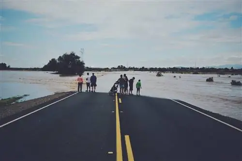 Люди на затопленном шоссе после стихийного бедствия