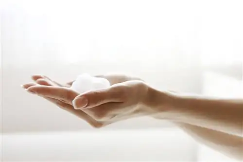 Пена жидкого мыла для тела на руках