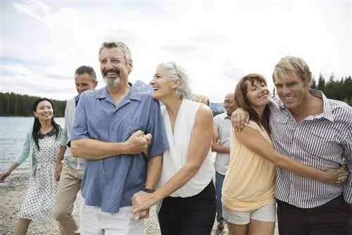 Друзья висят у озера