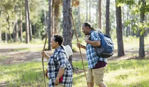 Пара наслаждается походом для лечения преддиабета