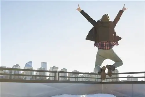 Человек прыгает в воздухе снаружи