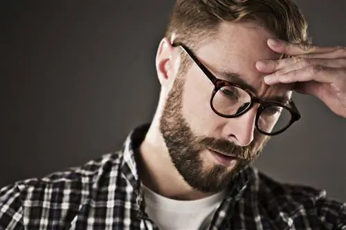 Напряженный мужчина с головой в руках