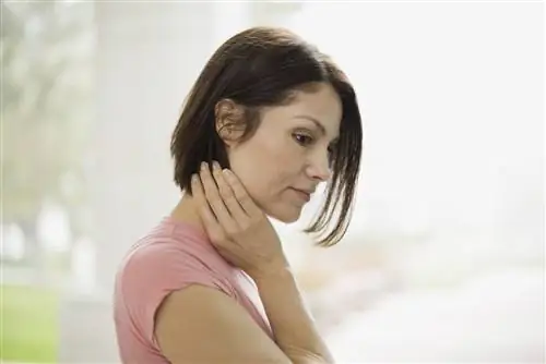 Задумчивая женщина, стоящая на улице