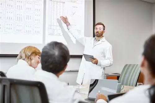 Группа медицинских работников обсуждает клинические испытания.