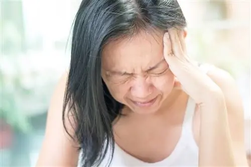 Женщина с головной болью