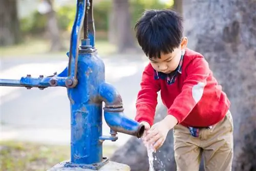 Азиатский мальчик учится мыть руки