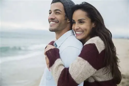 Мужчина и женщина обнимаются на пляже