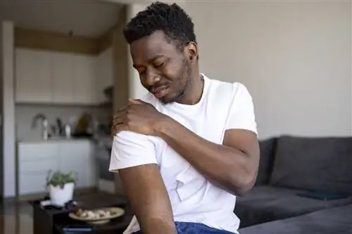 Мужчина дома чувствует плечо