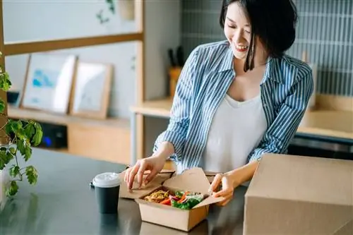 женщина ест здоровый обед