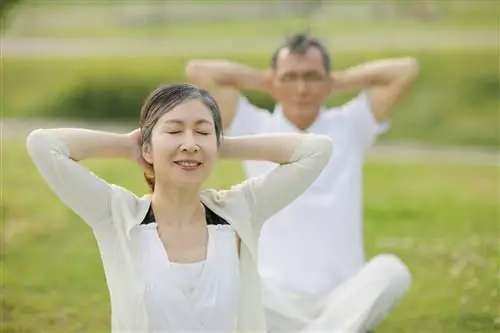 Женщина закладывает руки за голову