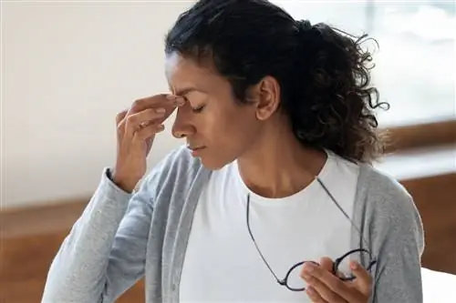 Человек чувствует напряжение глаз и трет переносицу