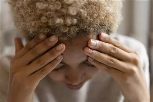 Руки женщины на голове - стоковое фото