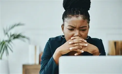 женщина с высокой функциональной тревогой смотрит на экран компьютера