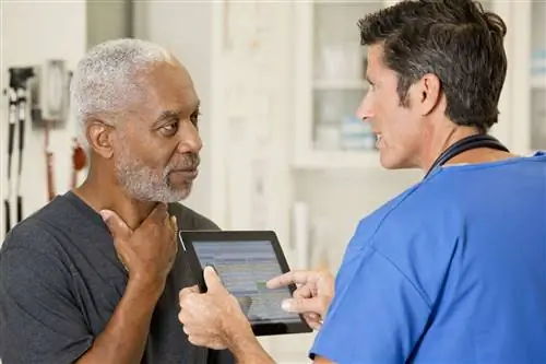 Мужчина разговаривает со своим врачом о своем горле