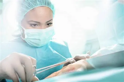 Хирург работает под рукой