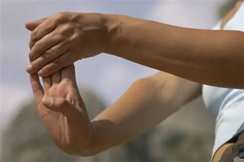 Человек растягивает пальцы