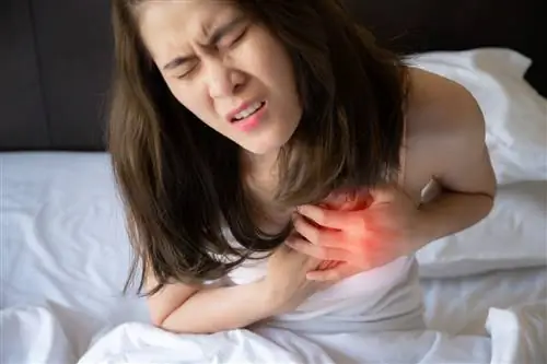 Женщина с сыпью на груди, испытывающая боль, задается вопросом, не является ли это сыпью рака молочной железы.