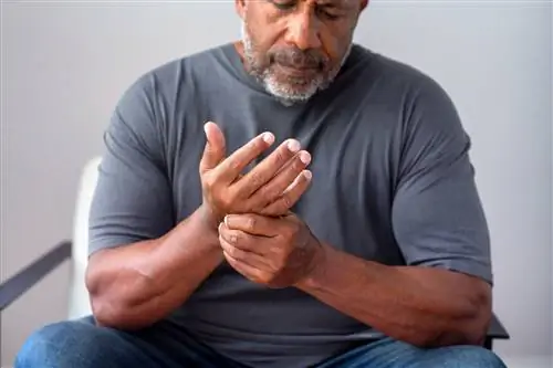 Мужчина испытывает боль при артрите в руке