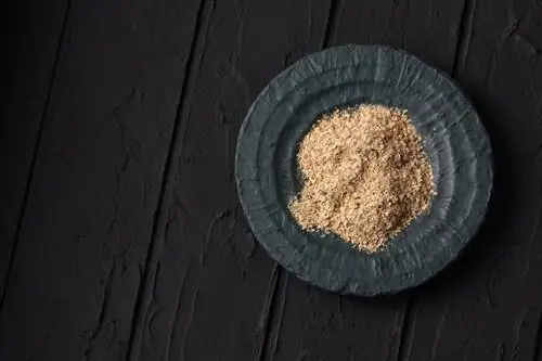 псиллиум в тарелке на столе