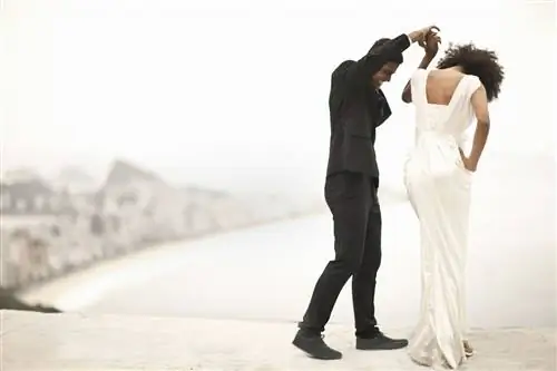 Пара афроамериканцев танцует