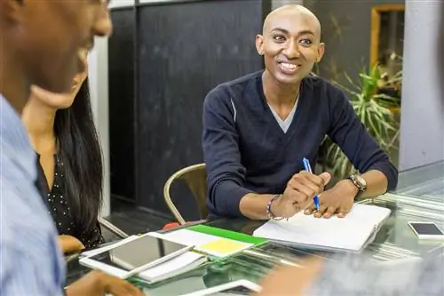 Улыбающийся мужчина