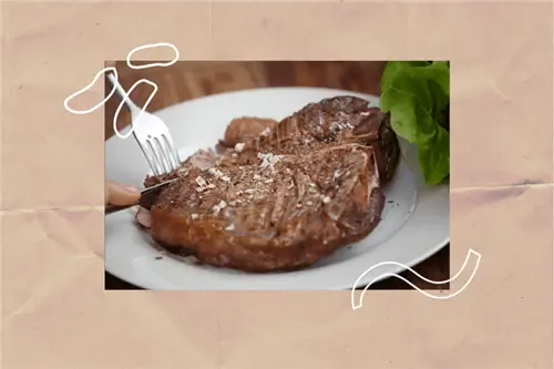 стейк на тарелке