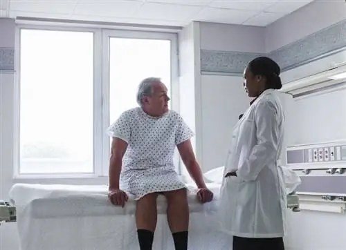 Черная женщина-врач разговаривает с пациентом в больнице