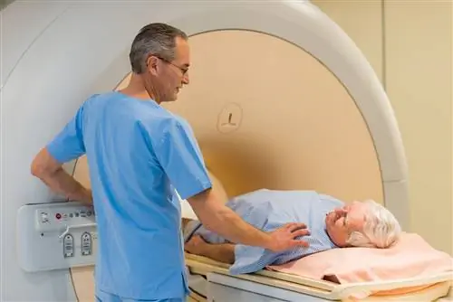 Рентгенолог утешает пациента на МРТ.